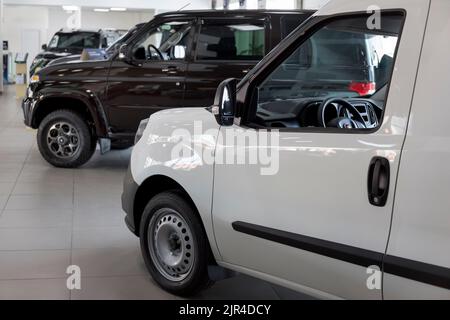 Rusia, Izhevsk - 20 de agosto de 2021: Sala de exposición Fiat. Nueva camioneta Doblo Cargo moderna en concesionario. Vista lateral. Imagen recortada. Transporte moderno. Foto de stock