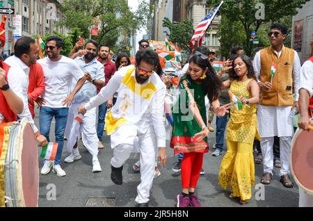 Nueva York, Estados Unidos. 21st de Ago de 2022. Los neoyorquinos son vistos bailando con canciones de Bollywood en el Indian Day Parade anual a lo largo de Madison Avenue en la ciudad de Nueva York, NY el 21 de agosto de 2022. (Foto de Ryan Rahman/Pacific Press/Sipa USA) Crédito: SIPA USA/Alamy Live News Foto de stock
