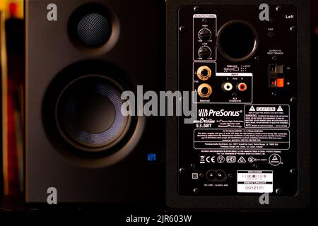 Par de altavoces profesionales para monitor de alta calidad con fondo de  onda de sonido de ecualizador gráfico amarillo. Concepto de ruido, música y  radio Fotografía de stock - Alamy