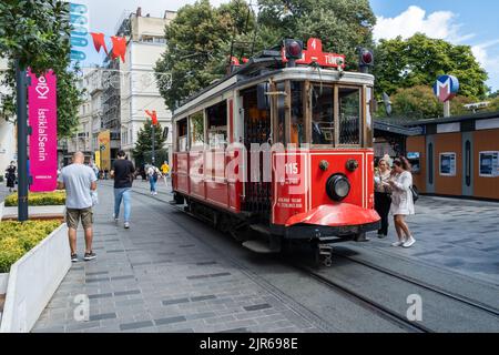 Estambul, Turquía - 6 de septiembre de 2021: Red retro tranvía en la famosa calle turística Istiklal entre la multitud de personas Foto de stock