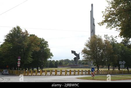 Riga, Letonia. 22nd de Ago de 2022. El Memorial Soviético de 79 metros fue erigido en 1985 para conmemorar el 40th aniversario de la victoria soviética sobre la Alemania de Hitler en la Segunda Guerra Mundial Crédito: Alexander Welscher/dpa/Alamy Live News Foto de stock