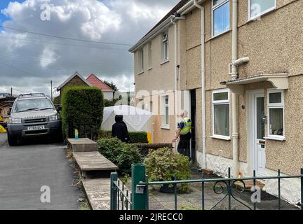 Gales del Sur Unidades policiales y forenses en el lugar donde una mujer de 71 años fue asesinada fuera de su casa en Tanycoed, Clydach, Swansea. Fecha de la foto: Miércoles 24 de agosto de 2022. Foto de stock