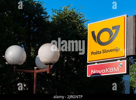 Domzale, Eslovenia - 3 de agosto de 2022: Farola y un cartel con el emblema del puesto nacional esloveno Foto de stock