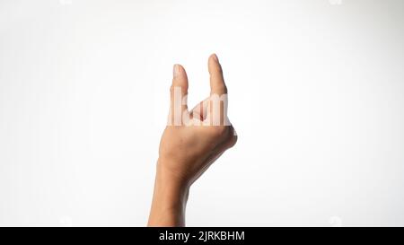 Los dedos de las mujeres muestran una pequeña distancia sobre un fondo blanco. Fotografía de alta calidad Foto de stock