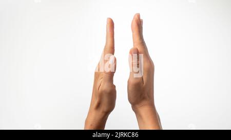 Las palmas de las mujeres muestran una distancia estrecha sobre un fondo blanco aislado. Fotografía de alta calidad Foto de stock