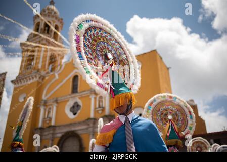 25 de agosto de 2022: Bailarines y residentes de la ciudad de Jalacingo,  Veracruz, celebran la