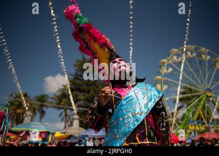 25 de agosto de 2022: Bailarines y residentes de la ciudad de Jalacingo,  Veracruz, celebran la