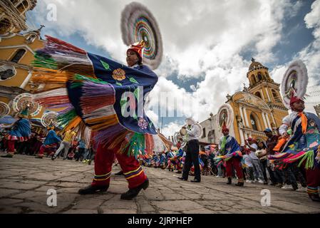 25 de agosto de 2022: Bailarines y residentes de la ciudad de Jalacingo,  Veracruz, celebran la