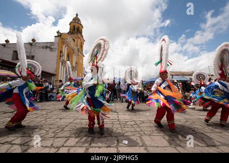 25 de agosto de 2022: Bailarines y residentes de la ciudad de Jalacingo,  Veracruz, celebran la