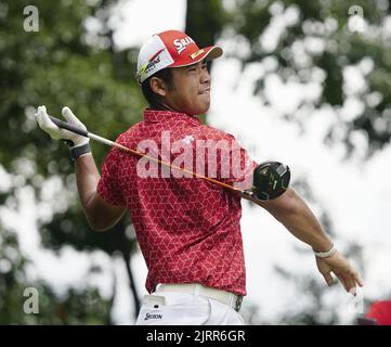 Hideki Matsuyama de Japón golpea el séptimo tee durante la primera ronda del Tour Championship en East Lake Golf Club en Atlanta, Georgia, el 25 de agosto de 2022. (Kyodo)==Foto de Kyodo vía crédito: Noticias en vivo de Newscom/Alamy