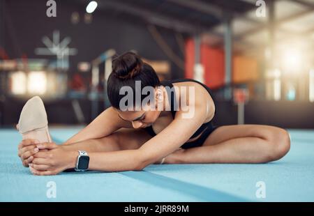 gimnasta en el gimnasio, pilates y ejercicios de estiramiento,  entrenamiento de fitball, entrenador rubio con buenos músculos, ropa  deportiva Fotografía de stock - Alamy