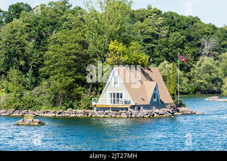 Casa rural en el grupo de islas del Almirantazgo, 1000 mil islas, Gananoque, Ontario, Canadá Foto de stock