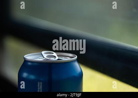 Parte superior de la lata de bebidas abiertas con tiro de anillo Foto de stock