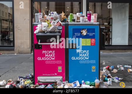Glasgow, Escocia, Reino Unido. 29th de agosto de 2022. Las papeleras de desecho se desbordan con basura en Buchanan Street durante la huelga de la papelera en curso. Crédito: Skully/Alamy Live News Foto de stock