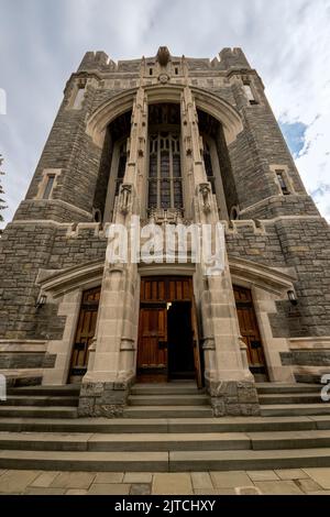 West Point, NY - EE.UU. - Aug 26, 2022 Una vista exterior de la histórica capilla Cadete en la Academia Militar de los Estados Unidos. La capilla es un ejemplo tardío