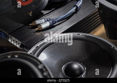 Audio para coche, altavoces para coche, subwoofer negro y amplificador de  sonido sobre fondo azul. Espacio de copia Fotografía de stock - Alamy