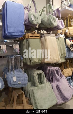 Bolsas mullidas y coloridas de tela cuelgan en la estanter a de la