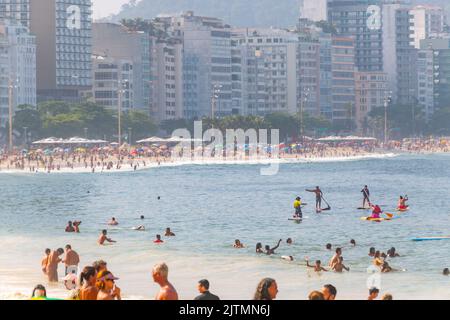 Playa de copacabana abarrotada en Río de Janeiro, Brasil - 6 de septiembre de 2020: Playa de copacabana abarrotada durante la pandemia del coronavirus. Foto de stock