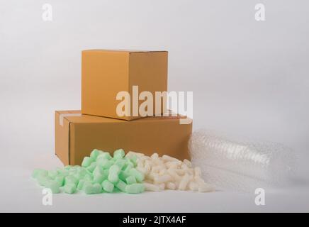 Polietileno Envolturas de burbujas verdes de aire en una vista superior de  caja de cartón marrón. Caja de entrega llena de plástico con envoltorio de  burbujas. Embalaje de productos para entrega, shi