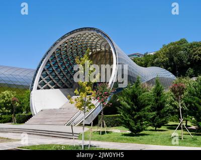 Sala de música en el parque Rike, arquitectura moderna en Tbilisi, Georgia, 24.07.2022. Fotografía de alta calidad Foto de stock