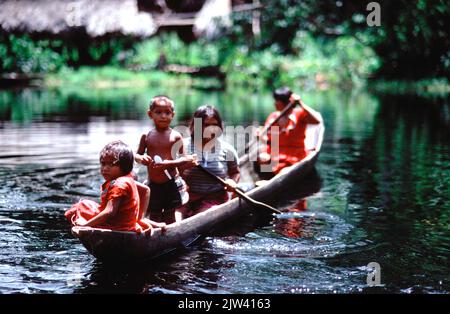 Una familia de indios Warao en el delta del Orinoco, Venezuela. La cuenca del Orinoco está amenazada por la explotación agrícola y minera y el cambio climático Foto de stock