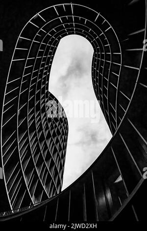 COPENHAGUE, DINAMARCA - 03 DE SEPTIEMBRE de 2022: Fotografía artística en blanco y negro de las torres Axel, un edificio moderno que consta de cinco vueltas Foto de stock