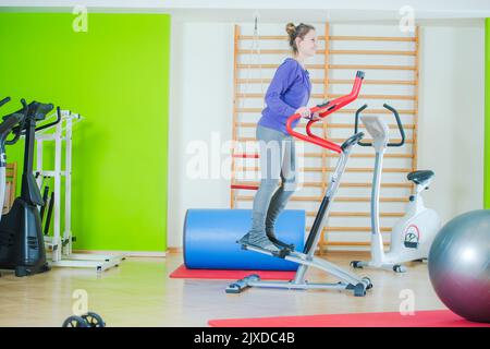 Máquina elíptica en un gimnasio para hacer ejercicio en casa y hacer  ejercicio físico Fotografía de stock - Alamy