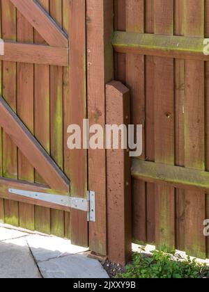 Espuela de poste de valla de 'padrino' de hormigón armado utilizada para reparar el poste de madera de la puerta y apoyar la valla de riel con cubos Foto de stock