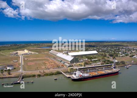 Aérea del granelero Nanaimo Bay en la terminal de azúcar descargando yeso de la mina del lago MacDonnell en Australia Meridional para Siniat (Etex Australia) Foto de stock