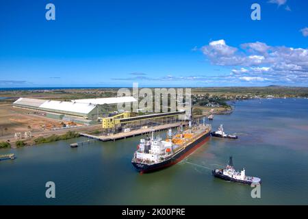Aérea del granelero Nanaimo Bay con salida desde la terminal de azúcar en el puerto del río Burnett Bundaberg Queensland Australia Foto de stock