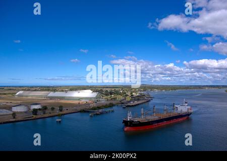 Aérea del granelero Nanaimo Bay con salida desde la terminal de azúcar en el puerto del río Burnett Bundaberg Queensland Australia Foto de stock