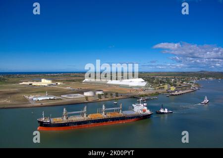 Aérea del granelero Nanaimo Bay que sale de la terminal de azúcar en el puerto del río Burnett Bundaberg Queensland Australia después de descargar yeso Foto de stock
