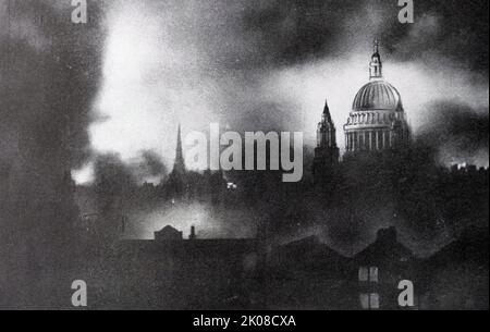 La cúpula de la Catedral de San Pablo en Londres después de que fuera bombardeada por la Luftwaffe alemana durante la Segunda Guerra Mundial. Fotografía francesa en blanco y negro