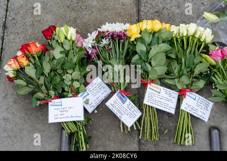 Newcastle Upon Tyne, Reino Unido. 10th de septiembre de 2022: Homenajes florales y mensajes dejados en el Centro Cívico, desde Girlguiding sobre la muerte de la Reina Isabel II Crédito: Hazel Plater/Alamy Live News