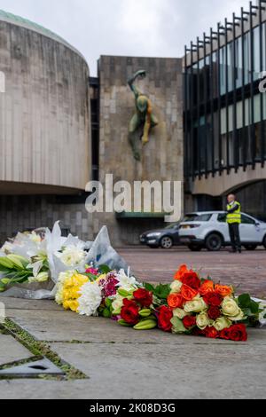 Newcastle Upon Tyne, Reino Unido. 10th de septiembre de 2022: Homenajes florales y mensajes dejados en el Centro Cívico, de Girlguiding y otros sobre la muerte de la Reina Isabel II Crédito: Hazel Plater/Alamy Live News
