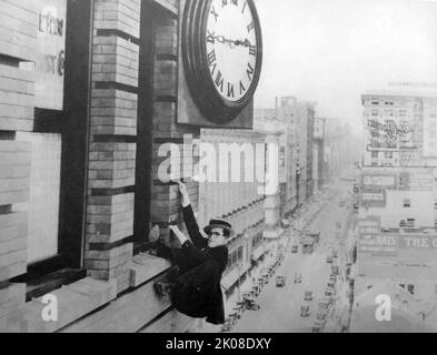 Harold Lloyd en una escena de Safety Last! Es una película de comedia romántica silenciosa estadounidense de 1923. Harold Clayton Lloyd Sr. (20 de abril de 1893 - 8 de marzo de 1971) fue un actor estadounidense, cómico y actor de acrobacias que apareció en muchas películas de comedia silenciosa Foto de stock