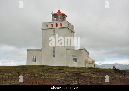 El Faro de Dyrholaey anteriormente conocido como Cabo Portland en la costa sur de Islandia Foto de stock