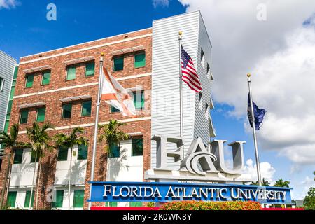 DAVIE, FL, EE.UU. - 1 DE JULIO de 2022: Entrada a la Florida Atlantic University. Foto de stock