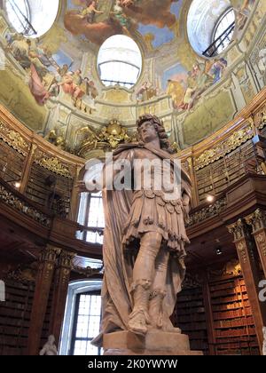 Escultura del Emperador Carlos VI en la Sala de Estado de la Biblioteca Nacional Austriaca, Palacio Hofburg, Viena, Austria Foto de stock