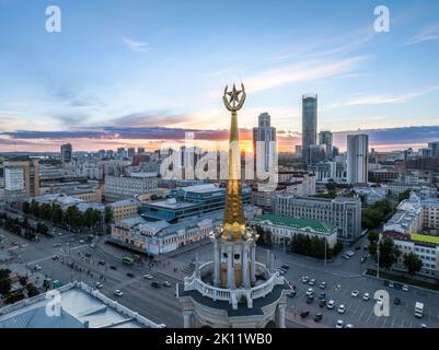 Administración de Ekaterimburgo o Ayuntamiento, Plaza Central y Torres de Ekaterimburgo en la tarde de verano. Ciudad de la tarde en el verano, vista aérea. Para Foto de stock