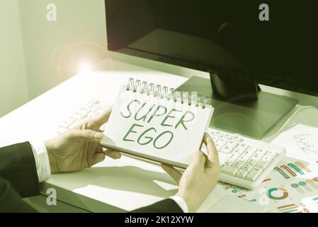 Escritura mostrando texto Super Ego, concepto que significa el yo o yo de  cualquier persona que está empoderando toda su alma Fotografía de stock -  Alamy