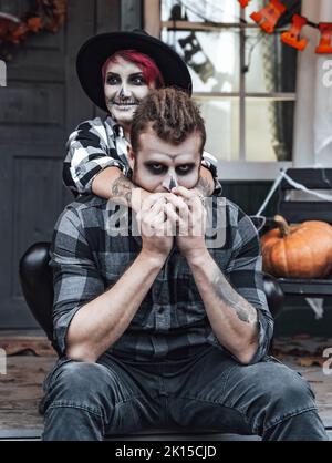 Halloween pareja celebrando el 'Día de los Muertos', 'Dia de los Muertos'  con la cara de maquillaje y disfraces. Cumberland Wisconsin WI USA  Fotografía de stock - Alamy