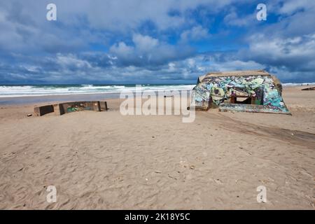 Búnkeres alemanes de WW2 en la playa Foto de stock