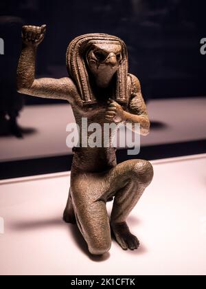 Horus cabeza de halcón de Pe, Bajo Egipto, estatuilla en actitud de júbilo, bronce, Periodo Tardío, 664-332 aC, Egipto, Colección del Museo Británico. Foto de stock