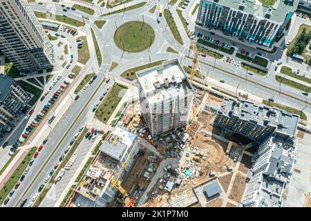 obra de construcción con edificio de gran altura y grúas. obra en barrio de nueva construcción. foto aérea Foto de stock
