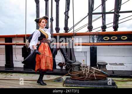 Ashley Wilkinson con un traje de corsé pirata a bordo del barco RRS Discovery Ship durante una sesión de fotos en Dundee, Escocia Foto de stock