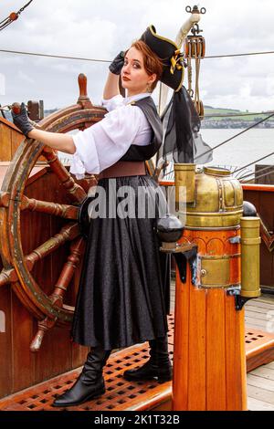 Ashley Wilkinson con un traje de corsé pirata a bordo del barco RRS Discovery Ship durante una sesión de fotos en Dundee, Escocia Foto de stock