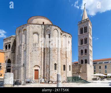 El campanario de la catedral de Santa Anastasia y la iglesia de San Donato en el centro histórico, Zadar, Croacia Foto de stock