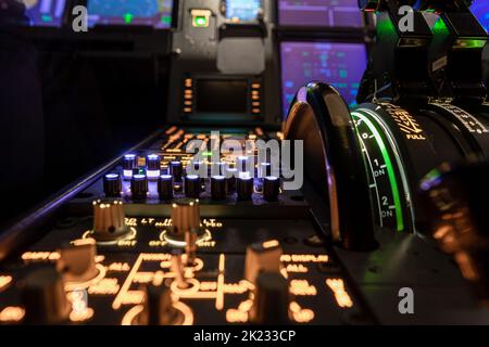 Fotos de un vuelo nocturno de un Airbus 320 dentro de la cabina. Diferentes puntos de enfoque de los instrumentos. En el lado derecho, la rueda de guarnecido y el larguero Foto de stock