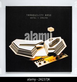 LP Cover de Tranquility Base Hotel and Casino, el sexto álbum de estudio de Arctic Monkeys, que fue lanzado en 2018. Foto de stock